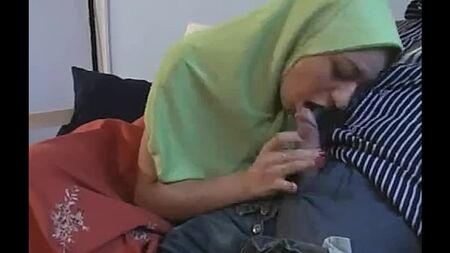 Porno casero turco (turkish porn, türk porno, turk girl, chica turca, porno turco, se folla a su esposa o novia, se corre, corrida en la boca)