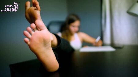 fetichismo de pies en el trabajo, pies malolientes, dedos largos, adoración de pies sensuales, porno checo en HD de plantas de los pies ноги фетиш футфетиш порно чешское