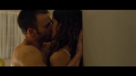 Aubrey Plaza desnuda, Michelle Monaghan sexy - Playing It Cool (2014) HD 1080p / Aubrey Plaza, Michelle Monaghan - Corazón destrozado