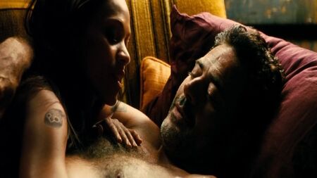 Zoe Saldana, muy sexy - Los perdedores (2010)