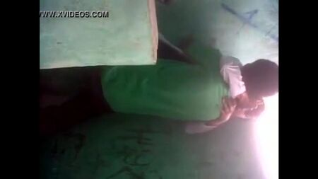 Grabar a escondidas a unos amigos mientras tienen sexo en el almacén del colegio, y hacerle una mamada como una profesional