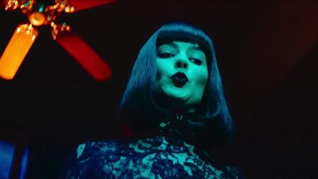 Margot Robbie, Katarina Cas - Terminal (2018) HD 1080p ¿Desnuda? ¡Qué morbo! Ver online