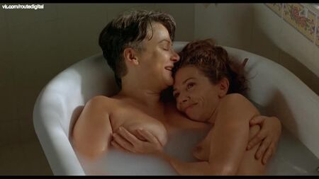 Victoria Abril, Josiane Balasko desnuda - Gazon Maudit (French Twist, Francia, 1995) 1080p Ver online