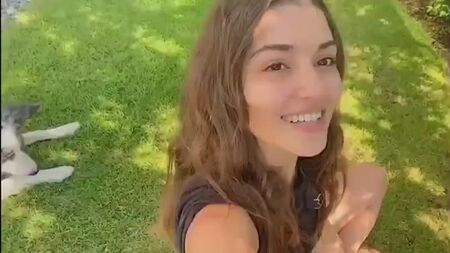 Los actores de la serie «Llama a mi puerta» agradecen en diferentes idiomas a los espectadores por ver la serie