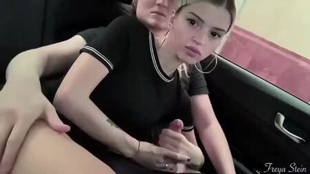 Me la chupó en el coche y se la tragó