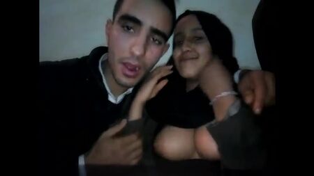 Musulmana con burka, putilla con hiyab, chupando tetas, pellizcando pezones, con niqab, musulmana cachonda, egipcia, sharmota, puta profesional, árabe
