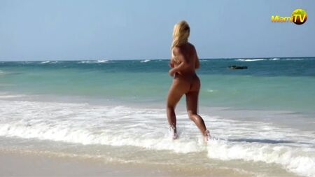 Jenny Scordamaglia: Carrera por la playa nudista en Jamaica (HD)