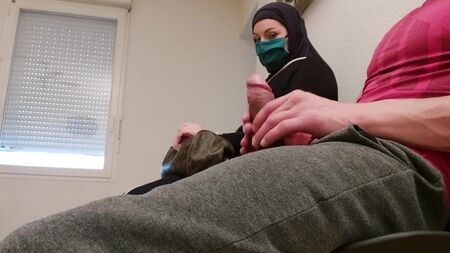 Se masturba en la cola para vacunarse contra el coronavirus