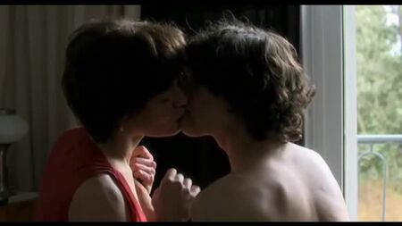 Escena de sexo real en una película entre una madre y su hijo [cine clásico, famosos, puta, guarra, porno, tetas, leche, mamá, milf, madura, violación forzada, caliente]