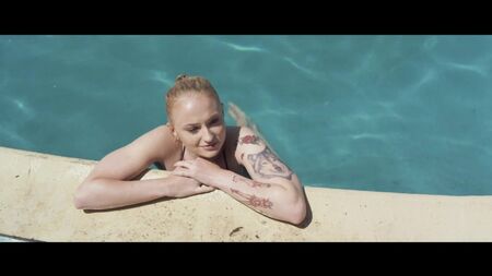 Sophie Turner sexy - Josie (2017) HD 1080p en la web