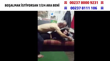 Dos hombres se turnan para penetrar a una universitaria turca en directo, con diálogo completo (vídeo turco)