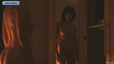 Scarlett Johansson, desnuda, se mira en el espejo / Scarlett Johansson, desnuda, se mira en el espejo