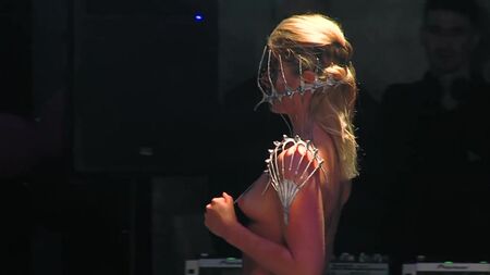 DESFILE DE MODA NUDISTA EN LODI 2014 (FULL HD)