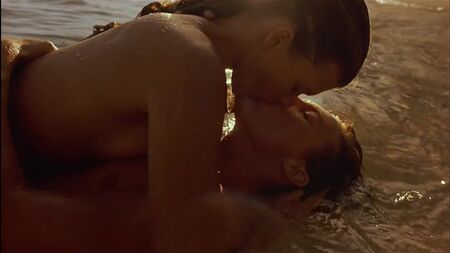 Milla Jovovich desnuda - Regreso a la Laguna Azul (1991)