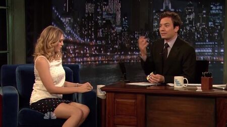 Elizabeth Olsen, muy sexy - «Late Night with Jimmy Fallon» (2011)
