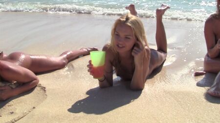 Las chicas desnudas en la playa están que se salen