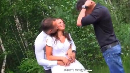 PORNO RUSO INSÓLITO: UN PASEO CON UNA JOVEN Y GUAPA NOVIA