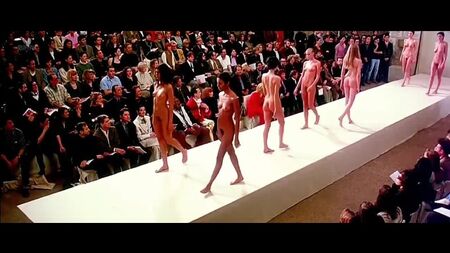 Modelos desnudas en la pasarela..mp4