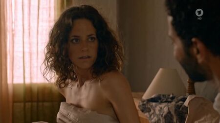 Anja Knauer desnuda - La doctora de la isla, t. 1, ep. 1 (2018) HD 720p Ver online / Anja Knauer - La doctora de la isla
