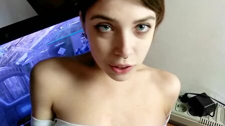 MihaNika69 - [PornHubPremium] - Se folló a su novia mientras ella jugaba a Apex Legends ¦ POV: Corrida en la cara - 1080p