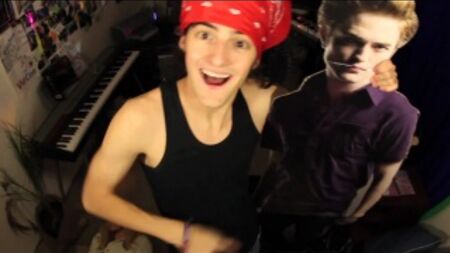 Dave Days: «Bed Intruder Song», «Double Rainbow», «Sunny D», «Backin Up» — ¡Mashup de Schmoyoho!
