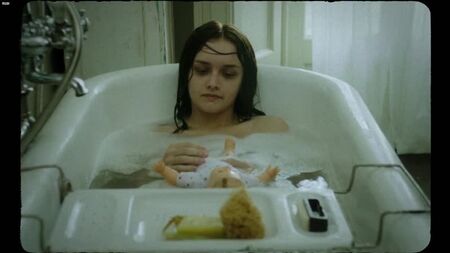 Olivia Cooke desnuda - The Quiet Ones (2014) HD 1080p Ver online / Olivia Cooke - El experimento: El mal