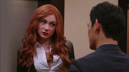 Karen Gillan – Selfie (2014) Temporada 1, episodio 1, HD 1080p. ¿Desnuda en la web? ¡Qué sexy! Ver online / Karen Gillan – Selfie