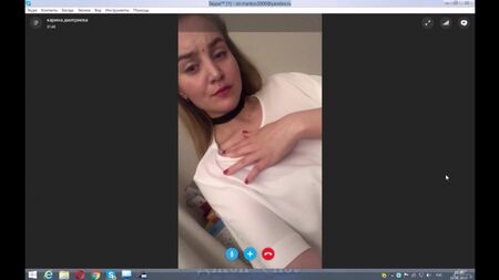Una chica rusa desnuda muestra sus pechos y su vagina por Skype en Moscú