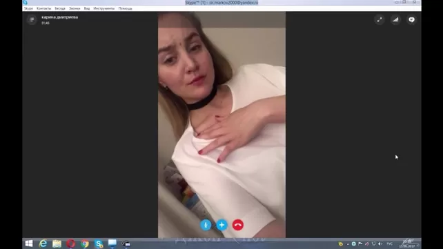Русская милашка показала сиськи соседу и залезла на член, порно онлайн