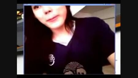 Nong Paeng, una chica del Buriram FC SB, hace alarde de sus grandes pechos con pezones rosados y una preciosa vagina, mostrando su sensualidad a través de una cámara de Camfrog