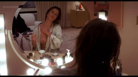 Rhona Mitra desnuda - El hombre invisible (2000) HD 1080p Ver online / Rhona Mitra - El hombre invisible