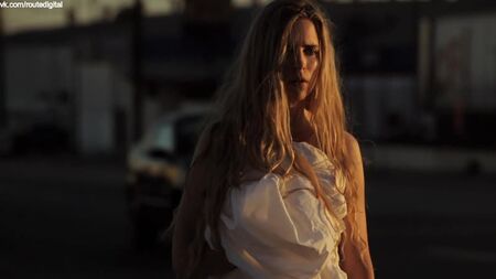 Brit Marling desnuda en «Sound of My Voice» (2011) en HD 1080p. Ver en línea / Brit Marling - El sonido de mi voz