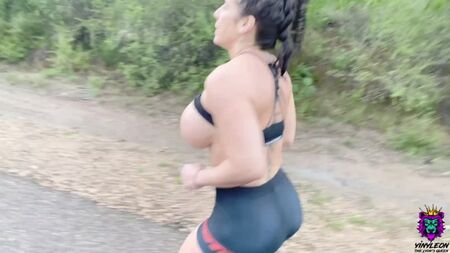 Yinyleon - Correr desnudo es bueno para la vida sexual con tu pareja [PornHub]