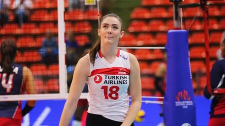 Una jugadora de voleibol guapa y con talento. Zehra Gunes (alta definición)