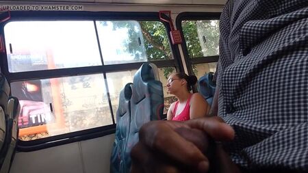 Masturbación en el autobús a una jovencita