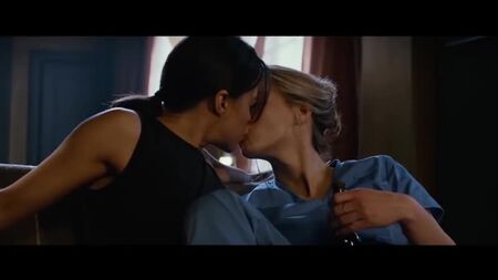 Escena de beso lésbico muy sensual de Michelle Rodríguez en NEMESI (4K ULTRA HD)