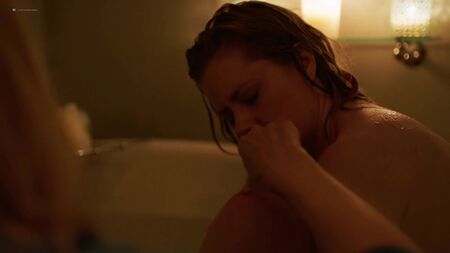 Amy Adams (escenas sensuales de Amy Adams en «Sharp Objects», temporada 1, episodio 8, 2018)