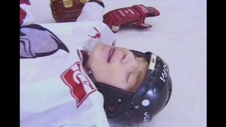 El fan le dio al jugador de hockey para follarla en anal