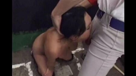 BaseBobilist folló con dureza a su joven fanático en su boca