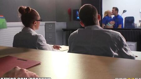 El doctor se folla a una chica de los pasantes en la práctica en su consultorio