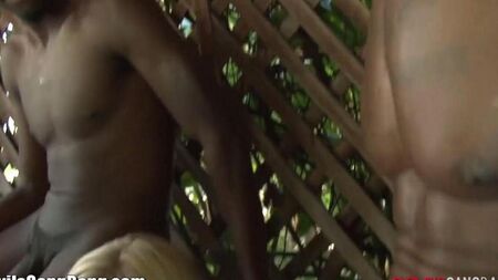 Los negros follaban a una rubia