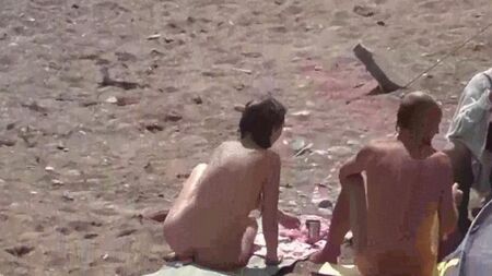 Chicas desnudas bañándose en el mar