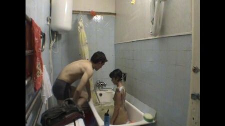 Hermana y Hermano son incesto en el baño