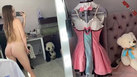 Kate Kuray se exhibe desnuda frente al espejo 20210417.mp4