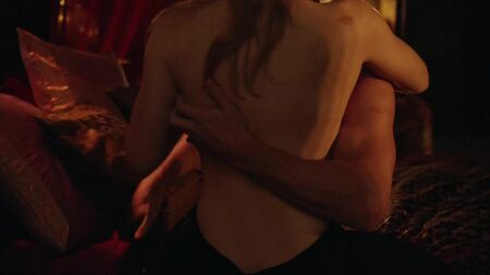 Emily Bett Rickards desnuda, pero tapada – Arrow (2015), temporada 3, episodio 20, HD 720p