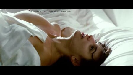 Pechos seductores, actriz sexy, pezones sensuales, tetas grandes, película de Hollywood, escena de sexo, en topless, cuerpo sensual, joven promiscua disfrutando con un hombre mayor