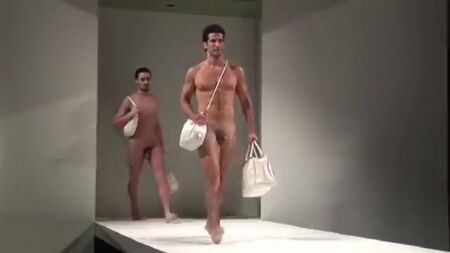 Hombres desnudos en la pasarela