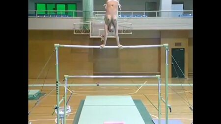 La gimnasta rumana Corina Ungureanu entrena desnuda