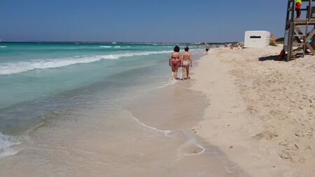 Recorrido a pie por la playa nudista de Platja des Trenc, Paseo por la playa nudista, Mallorca, España 4K