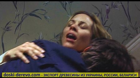 Escenas eróticas de películas (18+) - Sexo en las escaleras en la película «Crueldad justificada»